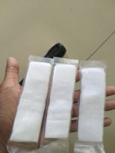 Penggunaan Kapas untuk Membersihkan Microphone